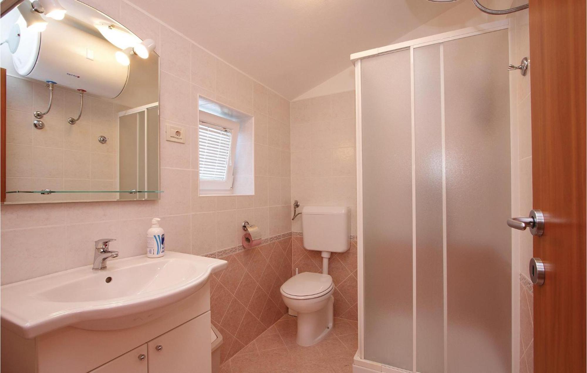 2 Bedroom Awesome Apartment In 플로민 외부 사진